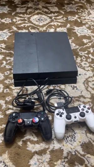للبيع سوني 4 مهكر بدون ألعاب يدين اصلين و أربع اشرط مساحه 1T مع وائر 60 دينار قابل