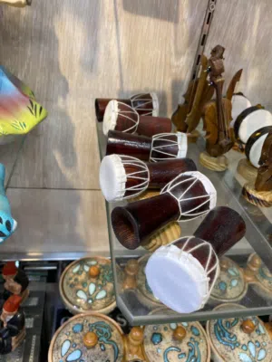 تحف على شكل الالات موسيقة