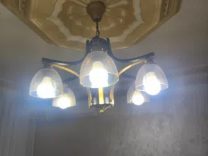 ثريا بإضاءة سداسية موديرن لون ذهبي و اسود