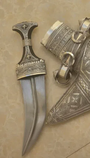 للبيع خنجر قديمة وصيانة جميلة جدا ثقيله