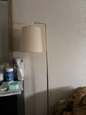 مصباح ذهبي أنيق لإضفاء البهجة على منزلك  Elegant Gold Standing Lamp to Brighten Your Home
