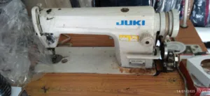 ماكينة خياطه juki مع الطاوله من النوع المستخدم في محلات الخياطه زائدا 4لتر زيت لصيانة الماكينه