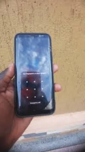 هواوي نوفا3iذاكره 128 ازرق شغال عيبه كسر بسيط الشاشه والخلف