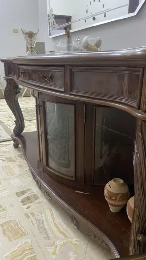 بوفيه خشبي فاخر كلاسيكي بحالة ممتازة