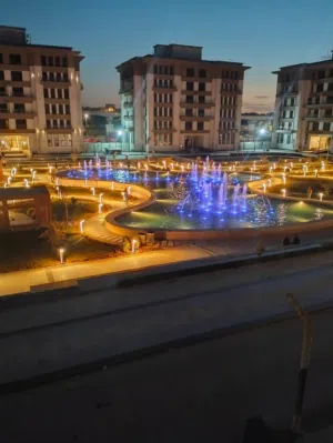 شقه للبيع استلام فورى قدام الجامعه الامريكيه تشطيب الترا سوبر لوكس بالتكييفات و السخانات