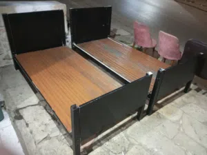 تختين مفرد حديد ثقيل وخشب زان بحالة ممتازة موجودات في الزرقاء الجديدة للبيع