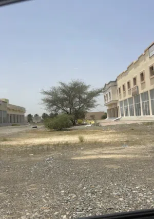 للبيع أربع شقق وعشرة محلات