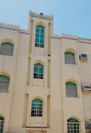 بناية في صحار (الغشبة) يوجد فيها شقق للايجار جديده تتميز بموقعها الجميل والهادئ