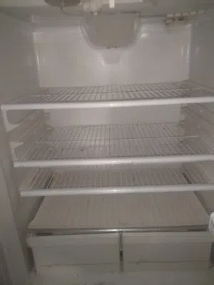 ثلاجه نضيفه وقويه