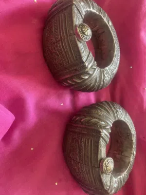 نطل فضيه ترتدي فيه رجول قديما