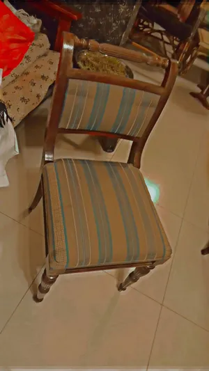 طاولة صفرة بحاله جيده 12 كرسي