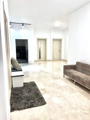 شقة للايجار في عمارة خدمية تشطيب حديث في النوفليين الدور الثالث موقع خدمي ممتاز