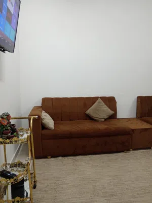كنب لون بني  جديد ونظيف لايوجد توصيل
