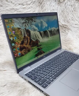 Dell latitude 5520 11th Genration 4.4Ghz 4gb iris xe graphics Backlight 15.6 FHD borderless Display