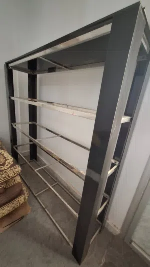 حاملة ارفف زجاج بحاله ممتازه
