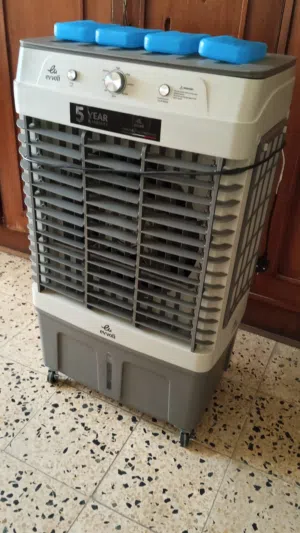 مبردة free-standing air cooler  الحجم ارتفاعها يبدو حوالي 90–100 سم. عرضها يقارب 55–60 سم