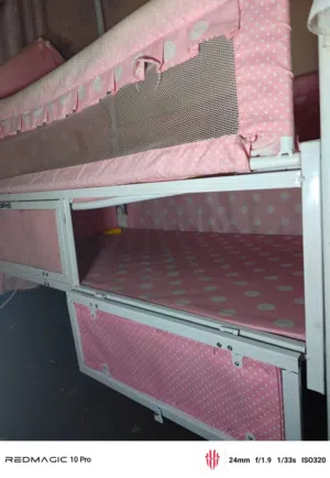 هندول اطفال وفي نفس الوقت سرير اطفال ونفس الوقت ادراج دولاب في نفسه