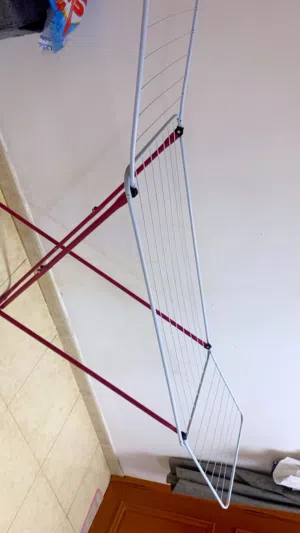 منشر ملابس نظيف وجديد