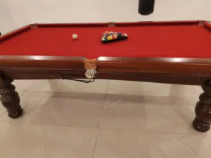 طاولة بلياردو مع طابات