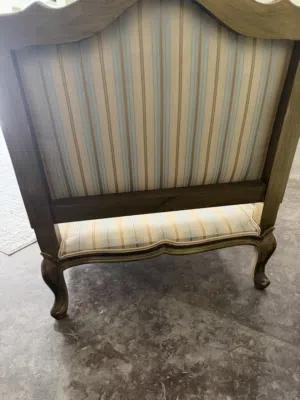 Beautiful vintage French style luxury chair.  كرسي فاخر جميل على الطراز الفرنسي العتيق.