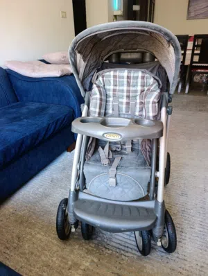عربية أطفال Graco أمريكي بحالة جيدة جدا