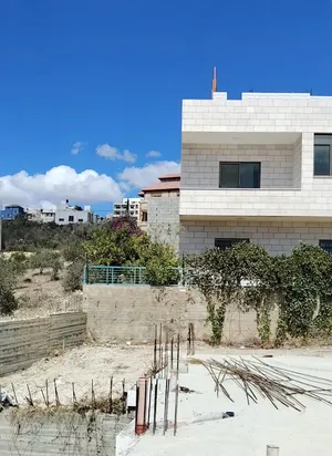 أكثر من 6 غرف . ٤ حمّامات . 240 م٢1