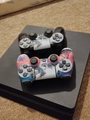 1000 قيق بليستشن 4 سلم معه جميع ملحقاته ومعه  دسكت تنزيل العاب ومع دسكه فيف2022