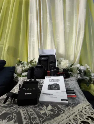 كاميرا كانون و عدسة للبيع أو إيجار مدينة بنغازي