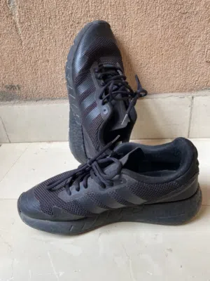 كوتشي Adidas أصلي - أسود - مقاس 40.5