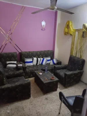 فيصل شارع الجمهوريه بيت 4 ادوار مساحه 70 متر صافي تشطيب لوكس غمدان مسلح مبانى 2000
