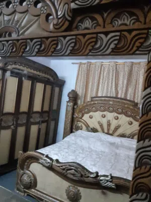 غرفة نوم مكونه من تخت مزوج وخزانه كبيره وكومدينتين وتسريحه بحاله ممتازه السعر نهائي
