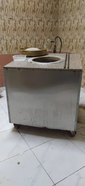 تندور من داخل طيني ومن الخارج المنيوم سنستيل قوي والتندور بحاله ممتازه سبب البيع تم بيع المحل