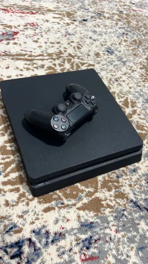 للبيع : بلايستيشن 4 سلم 1TB نضيفه