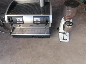 مكينة قهوه إيطالي مع طاحونه للبيع علا السوم