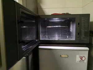 LG 20 - 24 Liters Microwave in Sharjah