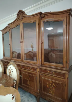بوفيه 150 دينار + طاولة سفرة مع 8   كراسي للبيع ، مستعمل