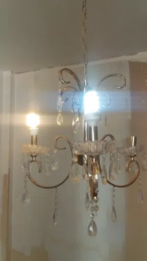ثريات مستعملة للبيع