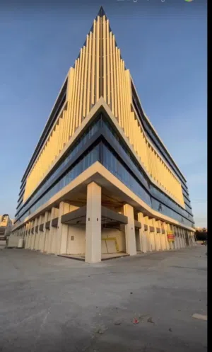 مكاتب مميزة جدا للايجار بين السابع و الثامن اطلالة رائعة على ابراج السادس بأقل سعر بالمنطقة