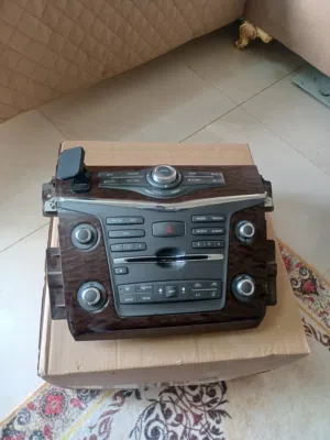 شاشة نيسان بترول بلاتينيوم وكالة مع الديكور لطبلون و المكيف و الكمبيوتر تبع النظام والسيدي