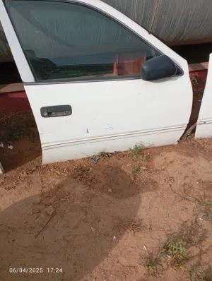 باب تويوتا كامري اللون ابيض سنه الصنع 2002