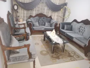 طقم كنب غرفة ضيوف شبه جديد سبع مقاعد للبيع