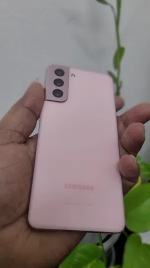 Samsung Galaxy S21 256GB Rose Gold 6.2-inch 120Hz display, a pro triple-camera Like New  AED 620