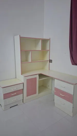 للبيع سرير و تسريحه مع مكتبة بنوتية