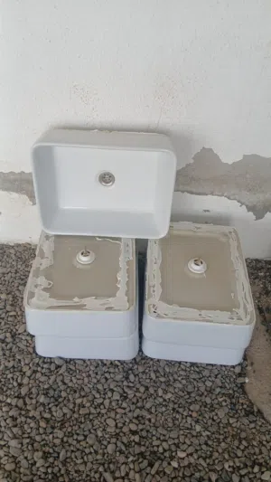 مغاسل ومرايات