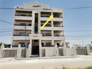 شقة سوبر ديلوكس 202م ثالث فني للبيع قرب إربد مول قراند وشارع البتراء