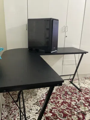 عرض قوييي كيس بي سي مستخدم استخدام 5 شهور مع طاوله حرف L  للبيع الوصف مهممم