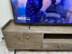 طاولة تلفاز ووسط