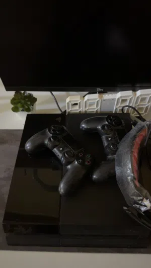 للبيع بلستيشن 4 مع جهازين وشاشه موصفات ممتازه