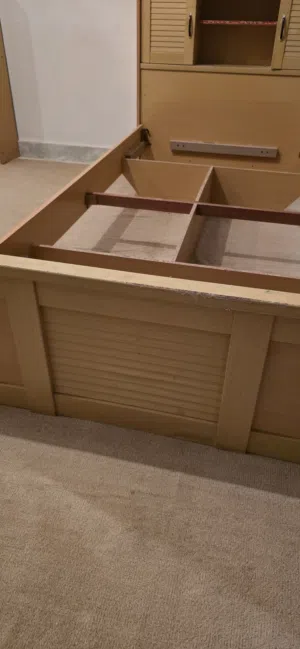 زوز اسره استعمال نضيف وحده جديده وتانيه فيها خبطة من لاسفل لبيع من يرغب في شرائهم تولصل عبر رسايل