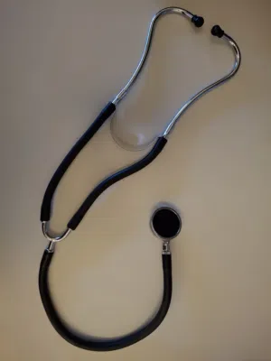 سماعات طبية قديمة لأغراض التصوير والعرض فقط